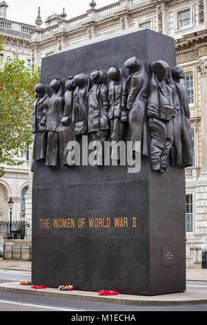 Londres, UK - OCT 28, 2012 : British National War Memorial Le Monument aux femmes de la Deuxième Guerre mondiale, sur Whitehall par John W. Mills Banque D'Images