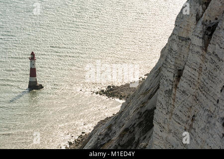 Le Beachy Head Lighthouse vu depuis les falaises et en mettant en évidence l'ampleur des falaises. Banque D'Images