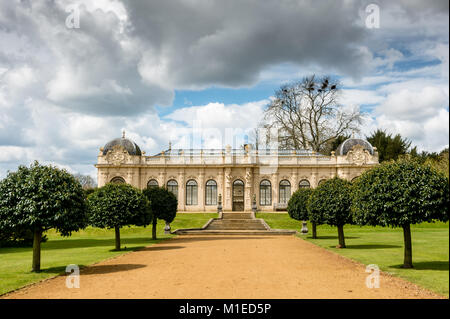 L'Orangerie, 19e C pavillon dans le style français au Wrest Park, accessible par un chemin entre les arbres nains neat Banque D'Images