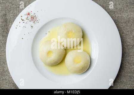 Trois boulettes de pommes de terre sur une plaque Banque D'Images