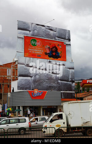 Film 2 Paddington publicité sur écran numérique géant au mur Inca thésaurisation design, Cusco, Pérou Banque D'Images