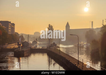 Berlin, Allemagne. L'Île de pêcheurs, sur les quais de la Spree dans le brouillard du matin. Cette image est tonique. Banque D'Images