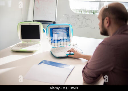 Un membre du personnel montre iBook G3, date de sortie en mai 2001, au Musée de MacPaw Apple ukrainiens à Kiev, Ukraine, le 26 janvier 2017. MacPaw développeur ukrainien a ouvert le musée du matériel Apple sur le bureau de Kiev. La collection a plus de 70 modèles de Macintosh original daté de 1981 à 2017. Banque D'Images