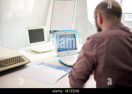 Un membre du personnel montre iBook G3, date de sortie en mai 2001, avec l'Apple IIe, date de sortie en janvier 1983, sur l'arrière-plan, à l'MacPaw Musée Apple ukrainien à Kiev, Ukraine, le 26 janvier 2017. MacPaw développeur ukrainien a ouvert le musée du matériel Apple sur le bureau de Kiev. La collection a plus de 70 modèles de Macintosh original daté de 1981 à 2017. Banque D'Images