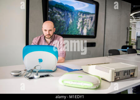 Un membre du personnel montre iBook G3, date de sortie en mai 2001, avec l'Apple IIe, date de sortie en janvier 1983, sur l'arrière-plan, à l'MacPaw Musée Apple ukrainien à Kiev, Ukraine, le 26 janvier 2017. MacPaw développeur ukrainien a ouvert le musée du matériel Apple sur le bureau de Kiev. La collection a plus de 70 modèles de Macintosh original daté de 1981 à 2017. Banque D'Images