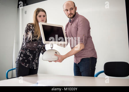 Les membres du personnel montrent un iMac G4 Panneau plat, date de sortie en janvier 2002, au Musée de MacPaw Apple ukrainiens à Kiev, Ukraine, le 26 janvier 2017. MacPaw développeur ukrainien a ouvert le musée du matériel Apple sur le bureau de Kiev. La collection a plus de 70 modèles de Macintosh original daté de 1981 à 2017. Banque D'Images