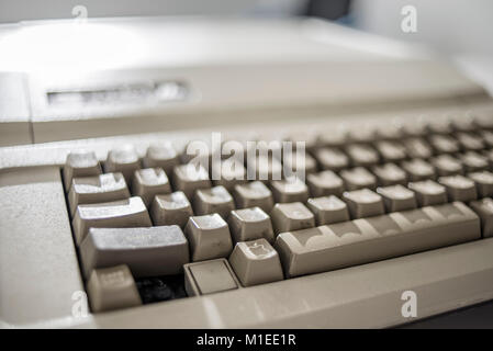 Apple IIe ; date de sortie janvier 1983 ; exposé au Musée de MacPaw Apple de l'Ukraine à Kiev, Ukraine, le 26 janvier 2017. MacPaw développeur ukrainien a ouvert le musée du matériel Apple sur le bureau de Kiev. La collection a plus de 70 modèles de Macintosh original daté de 1981 à 2017. Banque D'Images