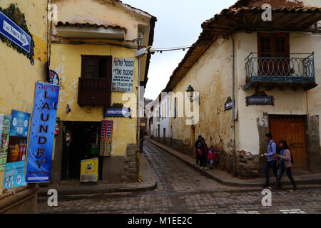 Auberge Shlomi inscription en hébreu et signes offrant des services pour les routards israéliens, Cusco, Pérou Banque D'Images