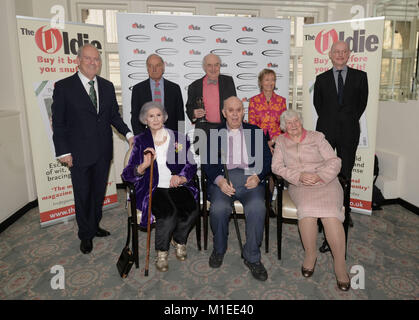 (Rangée arrière de gauche à droite) Gyles Brandreth, Geoffrey Palmer, Henry Blofeld, Virginie, Lewis-Jones (inconnu), (première rangée de gauche à droite) Avril Ashley, Alan Ayckbourn et la Baronne de Crosby Shirley Williams participant à l'ancien de l'année, dans les Simpsons à Strand, le centre de Londres. Banque D'Images