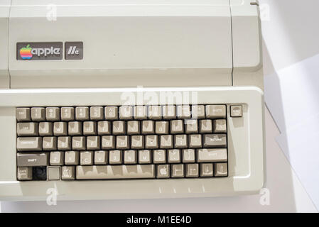 Apple IIe ; date de sortie janvier 1983 ; exposé au Musée de MacPaw Apple de l'Ukraine à Kiev, Ukraine, le 26 janvier 2017. MacPaw développeur ukrainien a ouvert le musée du matériel Apple sur le bureau de Kiev. La collection a plus de 70 modèles de Macintosh original daté de 1981 à 2017. Banque D'Images