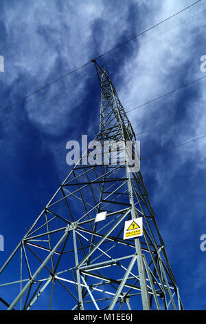 Peligro / panneau de danger en espagnol sur l'électricité pylône contre le ciel bleu, la Bolivie Banque D'Images
