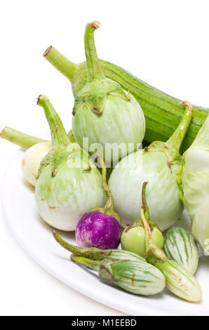 Variété d'aubergine et d'une éponge Gourd isolé sur blanc. Banque D'Images