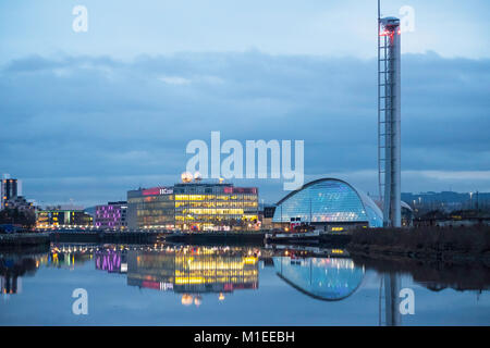 Vue de nuit sur la BBC Scotland Studio sur Pacific Quay au bord de la rivière Clyde à Glasgow, Ecosse, Royaume-Uni Banque D'Images