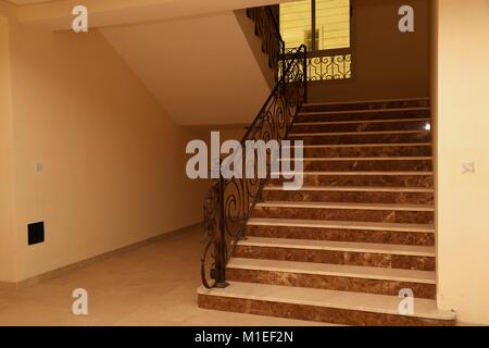 Escalier en marbre avec rampe en fer forgé Banque D'Images