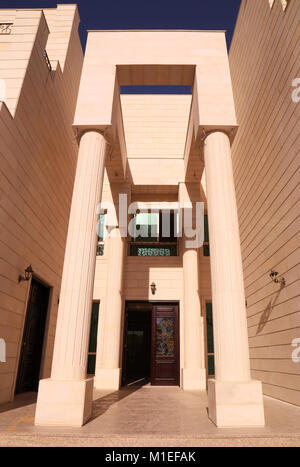 Colonnes décoratives à l'entrée d'une villa de style contemporain à Dubaï Banque D'Images