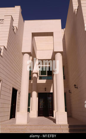 Colonnes décoratives à l'entrée d'une villa de style contemporain à Dubaï Banque D'Images