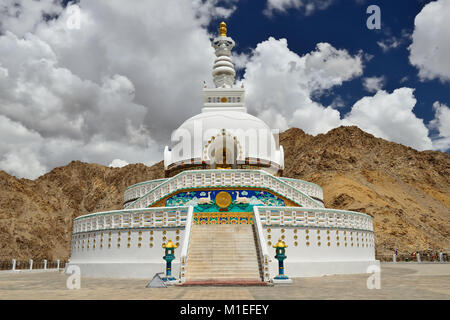 Vue sur le magnifiquement situé dans la Shanti stupa bouddhiste ville au Ladakh Leh, Jammu-et-Cachemire Banque D'Images