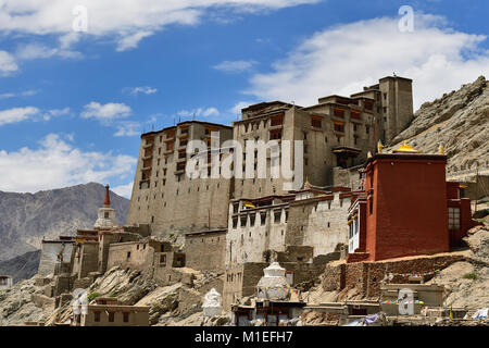 Vue sur le magnifique palais de Leh dans la ville de Leh au Ladakh, le Jammu-et-Cachemire. Cette région est un but d'expéditions organisées par l'Inde moto Banque D'Images