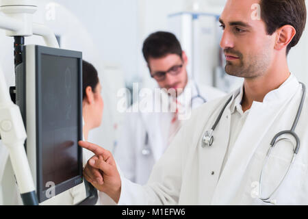 Le diagnostic du médecin à l'écran après l'IRM à l'hôpital Banque D'Images