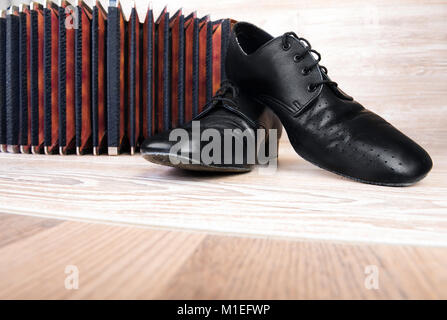 Paire de danse masculine et bandonéon schoes sur fond de bois Banque D'Images