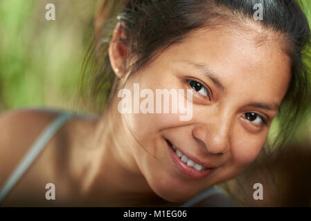 Portrait of smiling girl latino avec maquillage naturel Banque D'Images