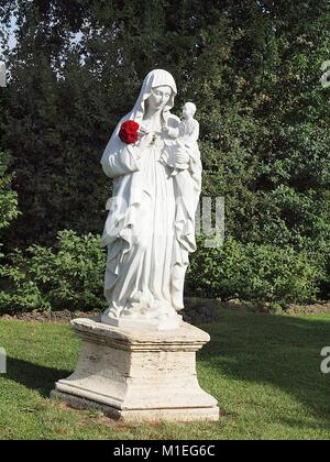 Statue de Madonna avec une rose rouge dans la Cité du Vatican à Rome en Italie Banque D'Images