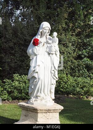 Statue de Madonna avec une rose rouge dans la Cité du Vatican à Rome en Italie Banque D'Images