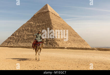 Smiling chamelier en face de l'Khufru pyramide de Gizeh Banque D'Images