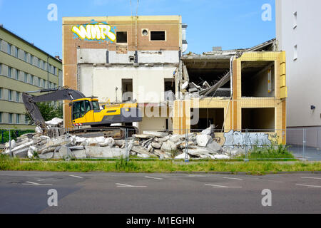 Aux côtés de l'excavateur bâtiment abandonné prêt pour la démolition de l'ex-Berlin, Allemagne Banque D'Images