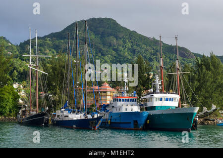 Beaux navires au port de Victoria aux Seychelles, Mahe Island Banque D'Images