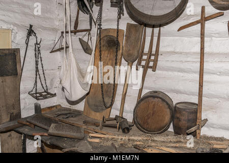 Vieille maison traditionnelle jardin et d'outils agricoles Banque D'Images