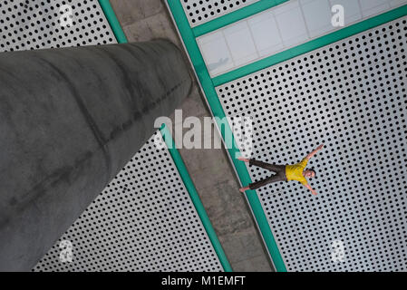 Rêvé que je pouvais voler, en fibre de verre figure suspendu du plafond, Civic Centre Metro, Los Angeles Banque D'Images