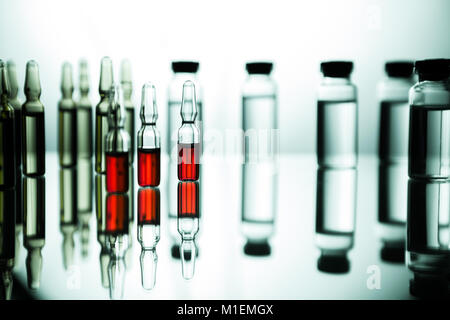 De l'objet groupe agent médicinal liquide limpide en verrerie de laboratoire médical. Banque D'Images