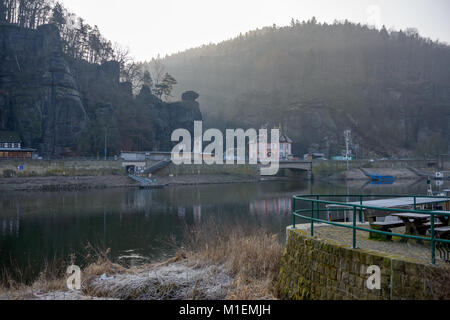 Vue panoramique sur le village tchèque Hrensko banque d'Elbe ferry Schona près de la gare sur le côté allemand au début de matinée d'hiver. Banque D'Images