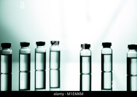 De l'objet groupe agent médicinal liquide limpide en verrerie de laboratoire médical Banque D'Images