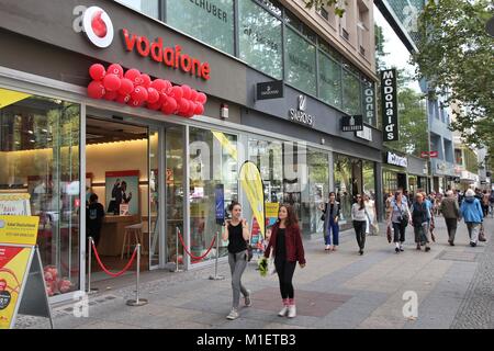 BERLIN, ALLEMAGNE - 27 août 2014 : Les gens magasinent à la célèbre rue Tauentzien (Tauentzienstrasse) à Berlin. Berlin est la plus grande ville d'Allemagne avec les popula Banque D'Images