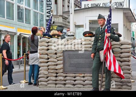 BERLIN, ALLEMAGNE - 26 août 2014 : visite des gens célèbre Checkpoint Charlie à Berlin. Pendant la guerre froide, c'était le meilleur passage connu de mur de Berlin Banque D'Images