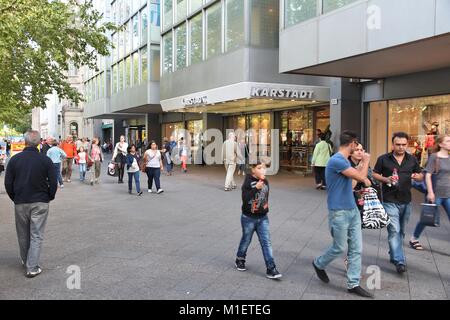 BERLIN, ALLEMAGNE - 27 août 2014 : Les gens magasinent à la célèbre Kurfürstendamm (Ku'Damm) Avenue de Berlin. Berlin est la plus grande ville d'Allemagne avec la population o Banque D'Images
