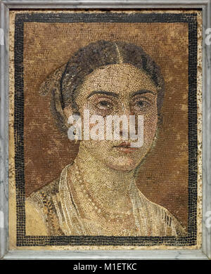 Naples. L'Italie. Mosaïque romaine portrait féminin, de Pompéi. 1ère C BC - 1er C A.D. Museo Archeologico Nazionale di Napoli. National Archaeologica Naples Banque D'Images