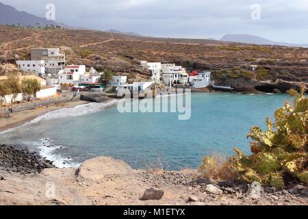 Tenerife, Canaries, Espagne - ville de El Puertito. Plage de sable noir de la côte de Costa Adeje. Banque D'Images