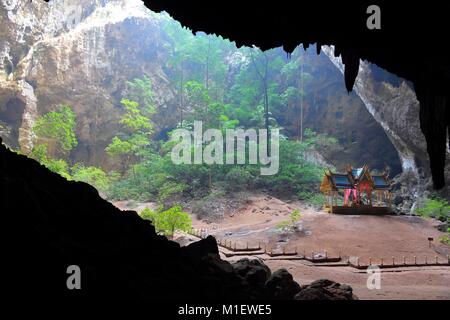 Khao Sam Roi Yot National Park, Thaïlande, Asie du Sud-Est - célèbre Royal Pavilion dans la grotte de Phraya Nakhon. Banque D'Images