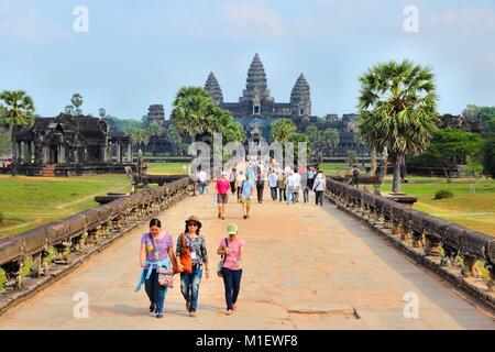 SIEM REAP, Cambodge - décembre 9, 2013 : les touristes visite d'Angkor Wat temple complexe au Cambodge. Les temples sont répertoriées comme site du patrimoine mondial de l'Unesco et Banque D'Images