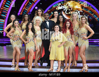 Les filles avec Ore Oduba au Strictly Come Dancing Live Tour Photocall, Arena Birmingham, Birmingham. Banque D'Images