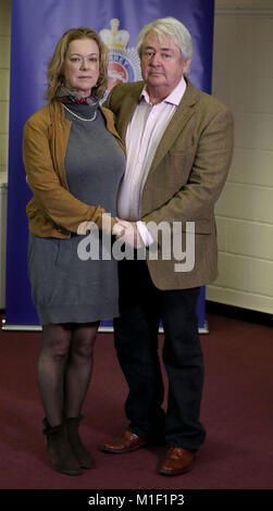 Susan et Stephen Morris de Surrey, dont la maison a été attaqué par un voleur armé en octobre 2017, lors d'une conférence de presse au siège de la police de Surrey à Guildford. Banque D'Images