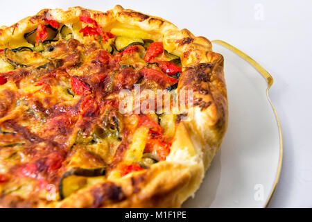 Salade de légumes quiche aux courgettes tarte., poivrons, pommes de terre et de pâte feuilletée. Pour vegerarian cousine concept Banque D'Images