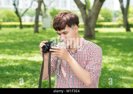 La moitié de la longueur de young asian man piscine dans la ville Prendre photo Banque D'Images