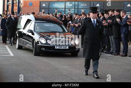 Cyrille Regis's Funeral cortège quitte l'Aubépine pour un enterrement privé de la famille et sera suivie d'un service commémoratif plus tard aujourd'hui. Banque D'Images