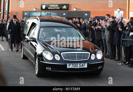 Cyrille Regis's cortège funèbre passe West Bromwich Albion manager Alan Pardew et joueurs comme il quitte l'aubépines pour un enterrement privé de la famille et sera suivie d'un service commémoratif plus tard aujourd'hui. Banque D'Images