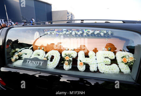 Cyrille Regis's Funeral cortège quitte l'Aubépine pour un enterrement privé de la famille et sera suivie d'un service commémoratif plus tard aujourd'hui. Banque D'Images