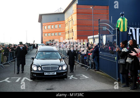 Cyrille Regis's Funeral cortège quitte l'Aubépine pour un enterrement privé de la famille et sera suivie d'un service commémoratif plus tard aujourd'hui. Banque D'Images